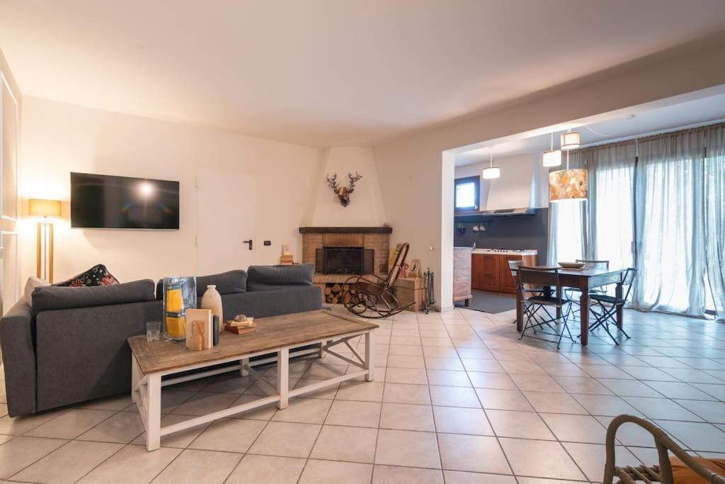 Apartamento Casolara: Ospitalita Su Misura Castello di Serravalle Exterior foto